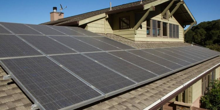 Aneel quer impedir produção de energia elétrica com painéis solares