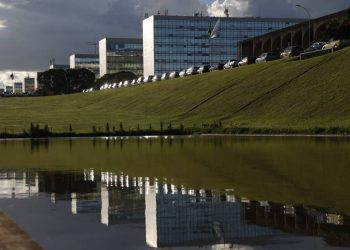 Governo federal extingue 27,6 mil cargos; Ministério da Saúde é o mais afetado