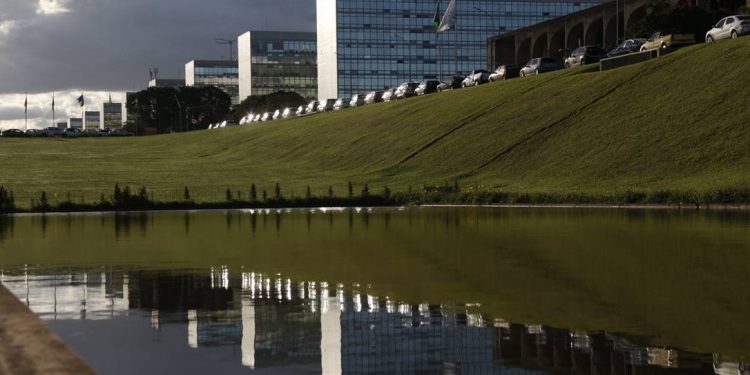 Governo federal extingue 27,6 mil cargos; Ministério da Saúde é o mais afetado