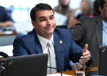 Flávio Bolsonaro alega ‘engano’ em voto que aprovou brecha para aumento do fundo eleitoral