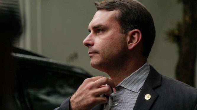 Investigação sobre Flávio Bolsonaro será retomada pelo MP após suspensão