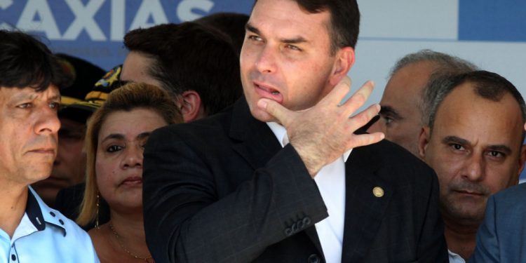 Com julgamento do STF, cai decisão que suspendia caso Flávio Bolsonaro