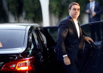 Promotoria suspeita que Flávio usou PM, imóveis e loja para lavar ‘rachadinha’