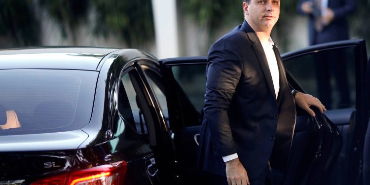 Promotoria suspeita que Flávio usou PM, imóveis e loja para lavar ‘rachadinha’