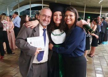 Flora Vieira (ao centro), ladeada pelos pais, na sua festa de formatura (Foto: Arquivo pessoal)