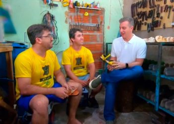 Os irmãos e o apresentador Luciano Huck (Foto: Reprodução)