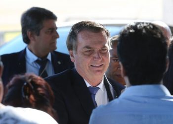 Em entrevista tensa, Bolsonaro evita inocentar Flávio e questiona sexualidade de jornalista