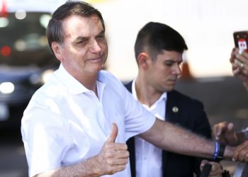 Com carne cara, Bolsonaro sugere: “Compre 1kg de tainha e ganhe 1 tubaína”