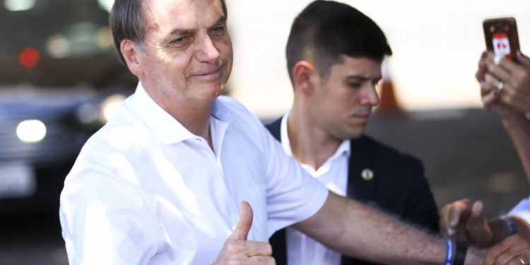 Com carne cara, Bolsonaro sugere: “Compre 1kg de tainha e ganhe 1 tubaína”