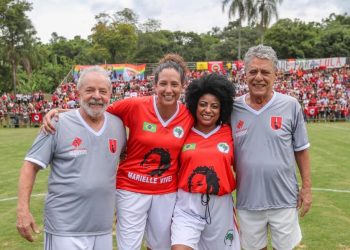 Lula joga futebol com Chico Buarque em campo do MST em São Paulo