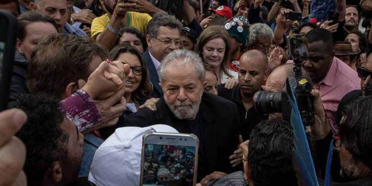 Brasileiros confiam mais em Lula que em Bolsonaro, diz Datafolha