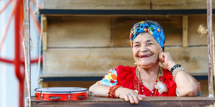 Nova mestra da cultura do Ceará comanda um grupo de coco feminino há 40 anos, em Crato
