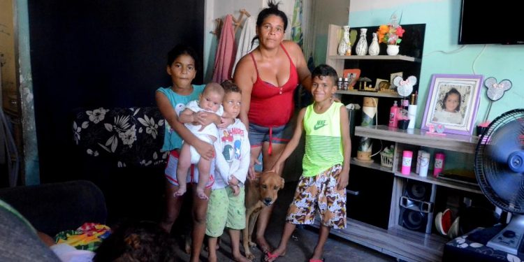 Sem renda ou 13º, famílias cortadas do Bolsa Família lamentam Natal da fome