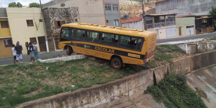 Ônibus escolar fica pendurado no canal do Crato; veja vídeo