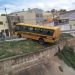 Ônibus escolar fica pendurado no canal do Crato; veja vídeo