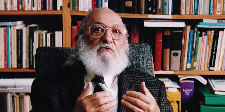 Em resposta a Bolsonaro, Congresso aprova homenagens a Paulo Freire