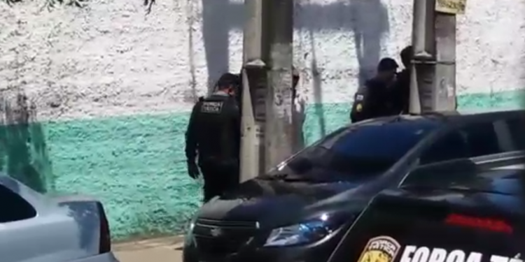 Sargento de 83 anos é preso por estuprar sobrinha-neta ao buscá-la na escola