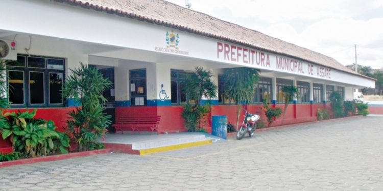 Prefeito de Assaré e filho são alvos de operação que cumpre 13 mandados em três cidades