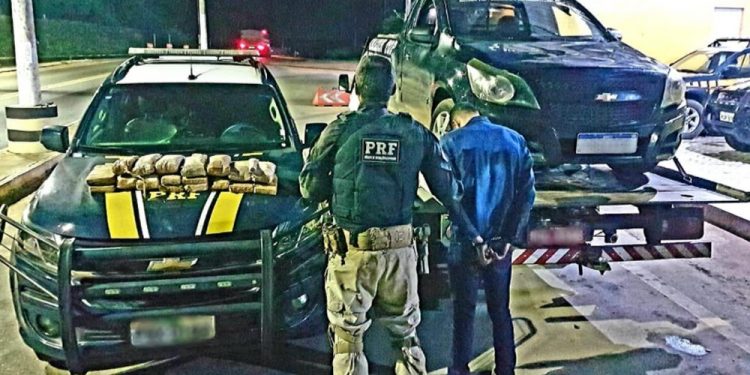 PRF apreende 19,5 quilos de cocaína escondidos em caminhonete