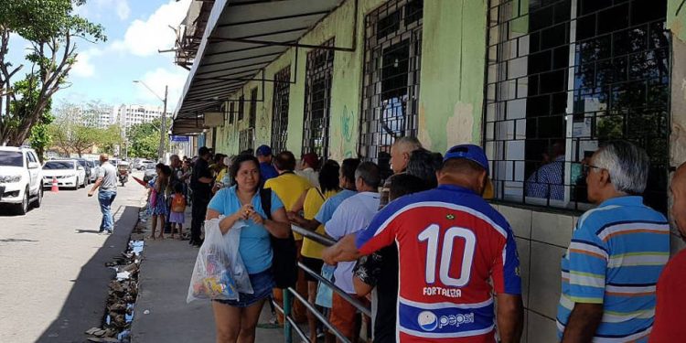 Com desemprego e informalidade recorde, brasileiros cruzam cidades e madrugam na fila por refeição de R$ 1 até R$ 3