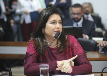 Senadora antevê queda de Bolsonaro: ‘Se voltarmos a ver gente morando na rua, governo não se sustenta’