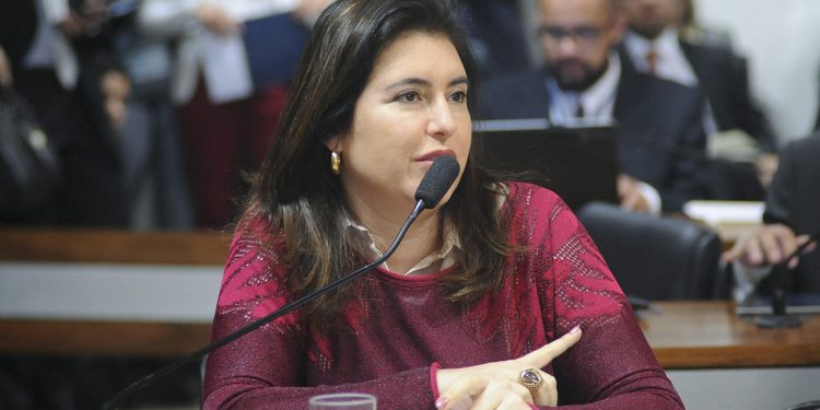 Senadora antevê queda de Bolsonaro: ‘Se voltarmos a ver gente morando na rua, governo não se sustenta’