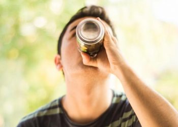 Refrigerante x suco em lata: qual deles é ‘menos pior’ para a saúde