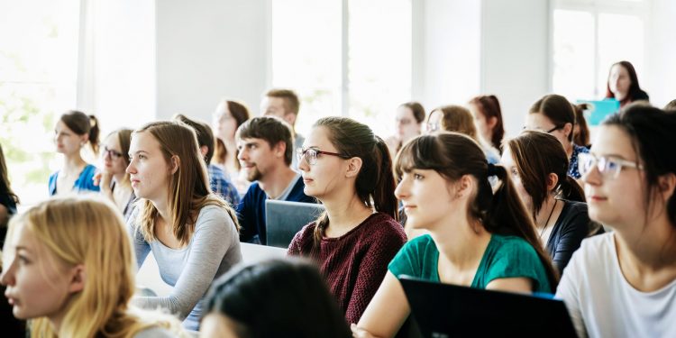 Fatia de universidades públicas com nota máxima é 4 vezes a de particulares
