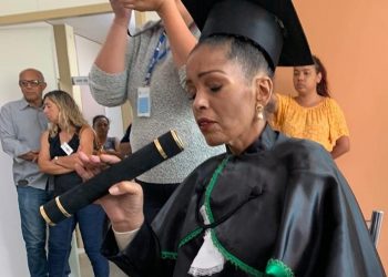 Com câncer terminal, a estudante de enfermagem Ana Cristina Gualberto recebeu título honorário em hospital do Distrito Federal (Foto: Divulgação)