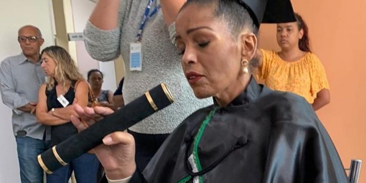 Internada com câncer terminal, estudante de enfermagem recebe título do Coren