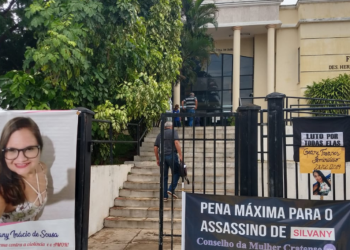 Um ato promovido pelo Conselho da Mulher do Crato é realizado em frente o Fórum Hermes Parahyba (Foto: Lorena Tavares/SVM)