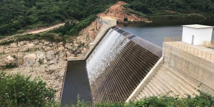 Açude Germinal, em Palmácia, sangra na manhã desta terça-feira (28)