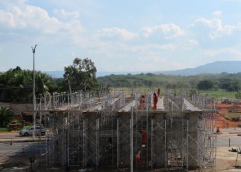 Construção do terceiro viaduto do Anel Viário do Cariri (Foto: Antonio Rodrigues)