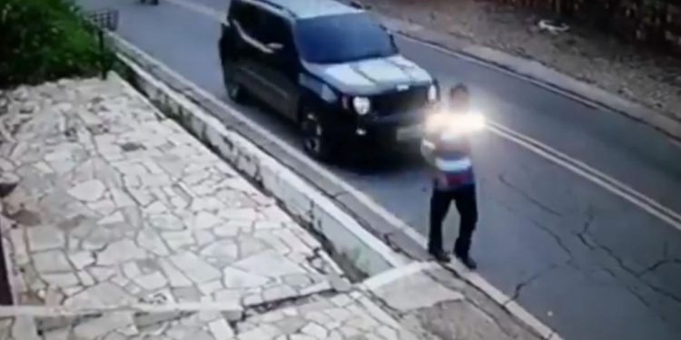 Pedestre é atropelado em Crato; câmera de segurança registra momento do incidente