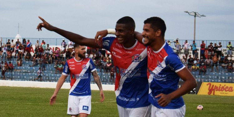 Com gol no final, Barbalha vence o Pacajus fora de casa e se isola na liderança do Cearense