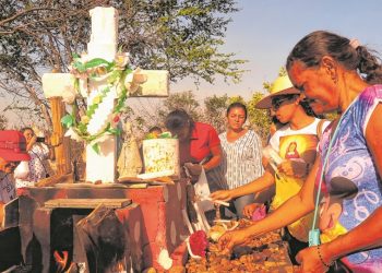 Local onde Benigna foi morta, em Santana do Cariri, recebe milhares de devotos (Foto: Antonio Rodrigues)