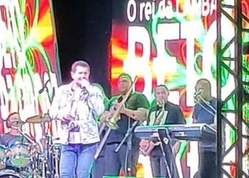 Cantor anuncia ao público que precisa deixar o palco por estar se sentindo mal e recebe aplausos (Foto: Arquivo pessoal)