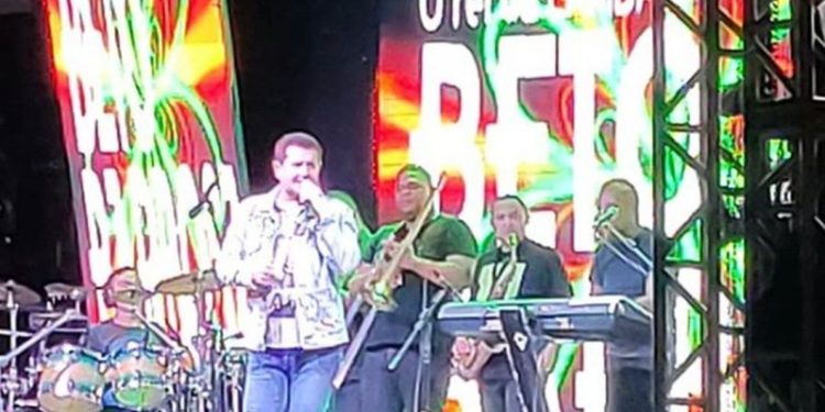 Beto Barbosa interrompe show após passar mal em João Pessoa