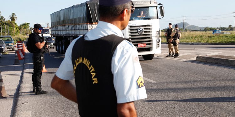 Durante abordagem em blitz no Interior do CE, homem ateia fogo na própria motocicleta