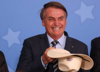 O presidente Jair Bolsonaro participa de encontro com sertanejos no Palácio do Planalto (Foto: Pedro Ladeira/Folhapress)