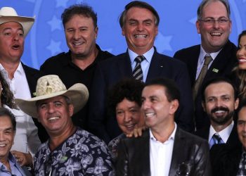 O presidente Jair Bolsonaro e encontro com cantores sertanejos, no Palácio do Planalto (Foto: Jorge William/Agência O Globo)