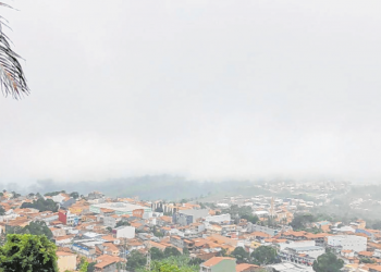 Em Viçosa do Ceará, a chuva de 29 mm deixou uma névoa pela cidade no início da manhã de ontem (15) (Foto: Mateus Ferreira)