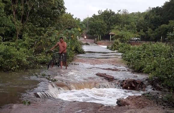 Chuva no Interior alaga ruas, invade casas e afeta fornecimento de energia elétrica