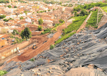 Lonas na Encosta do Seminário, no Crato, protegem o local da chuva (Fotos: Antonio Rodrigues)