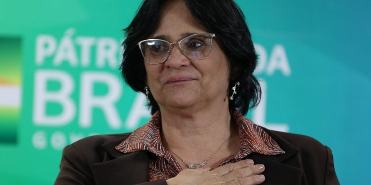 Em campanha de abstinência sexual, Damares quer mostrar benefícios de não transar