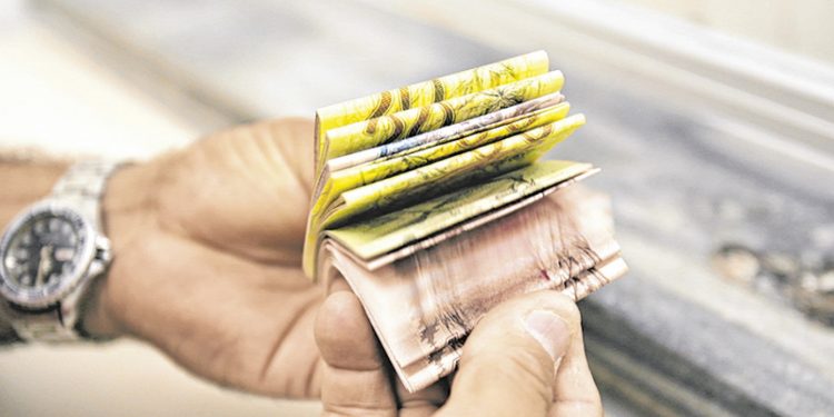 Governo economiza R$ 1,9 bilhão com salário mínimo defasado