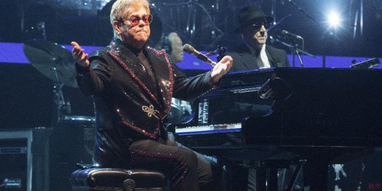 Elton John doará R$ 4 milhões para ajudar a combater incêndios na Austrália