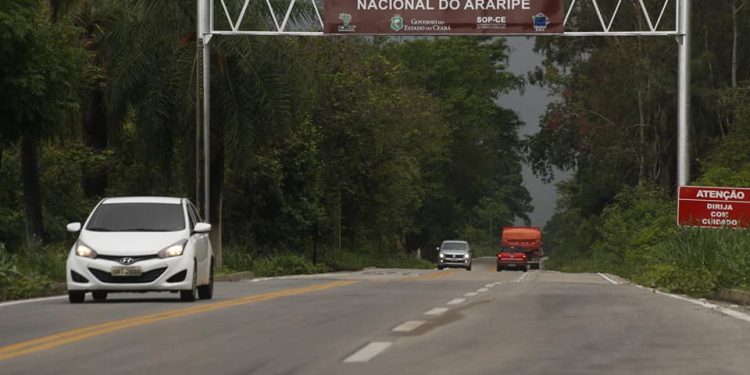 Camilo Santana entrega estrada Crato-Nova Olinda totalmente recuperada