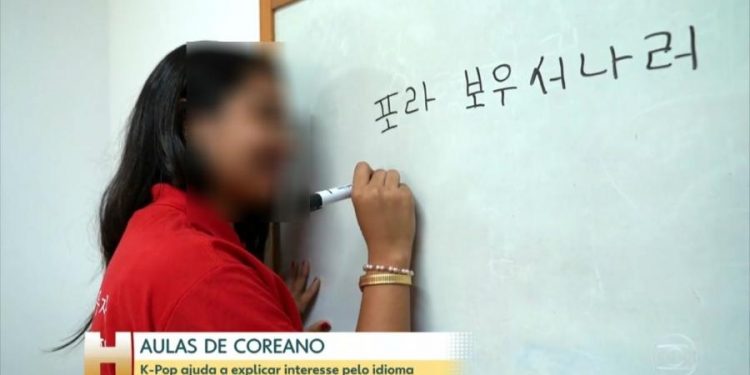 Aluna prega peça no Jornal Hoje e escreve “Fora Bolsonaro” em coreano