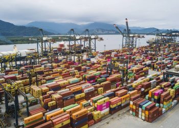 Vista geral de contêineres do BTP (Brasil Terminal Portuário) no porto de Santos (SP) (Foto: Eduardo Knapp/Folhapress)
